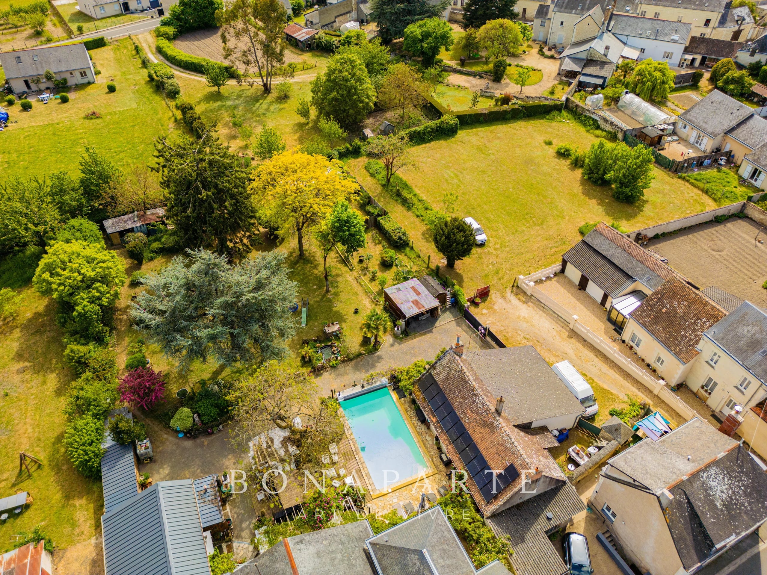 VERNOIL-LE-FOURRIER - MAISON/GÎTE - 421 M²