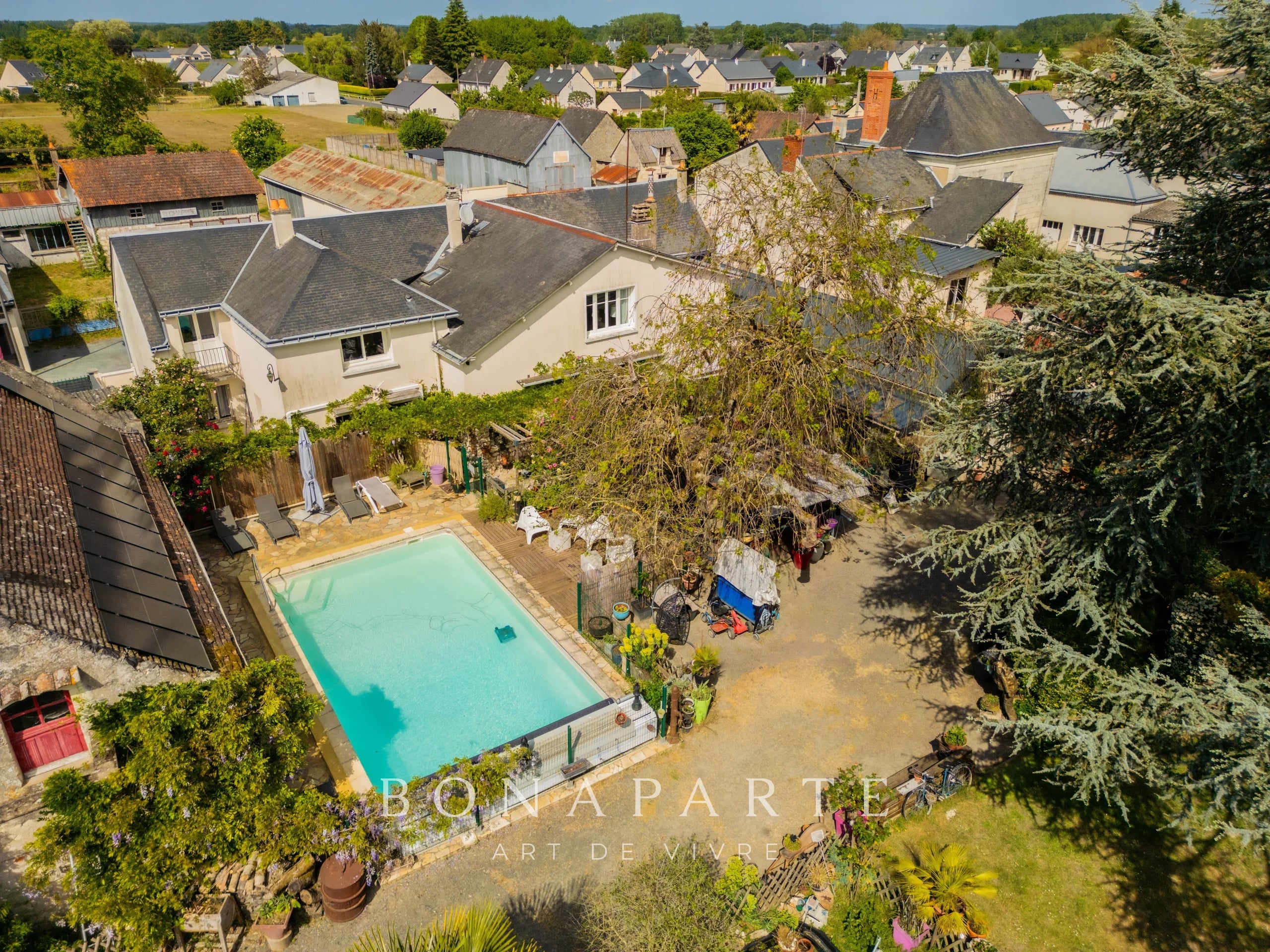 VERNOIL-LE-FOURRIER - MAISON/GÎTE - 421 M²