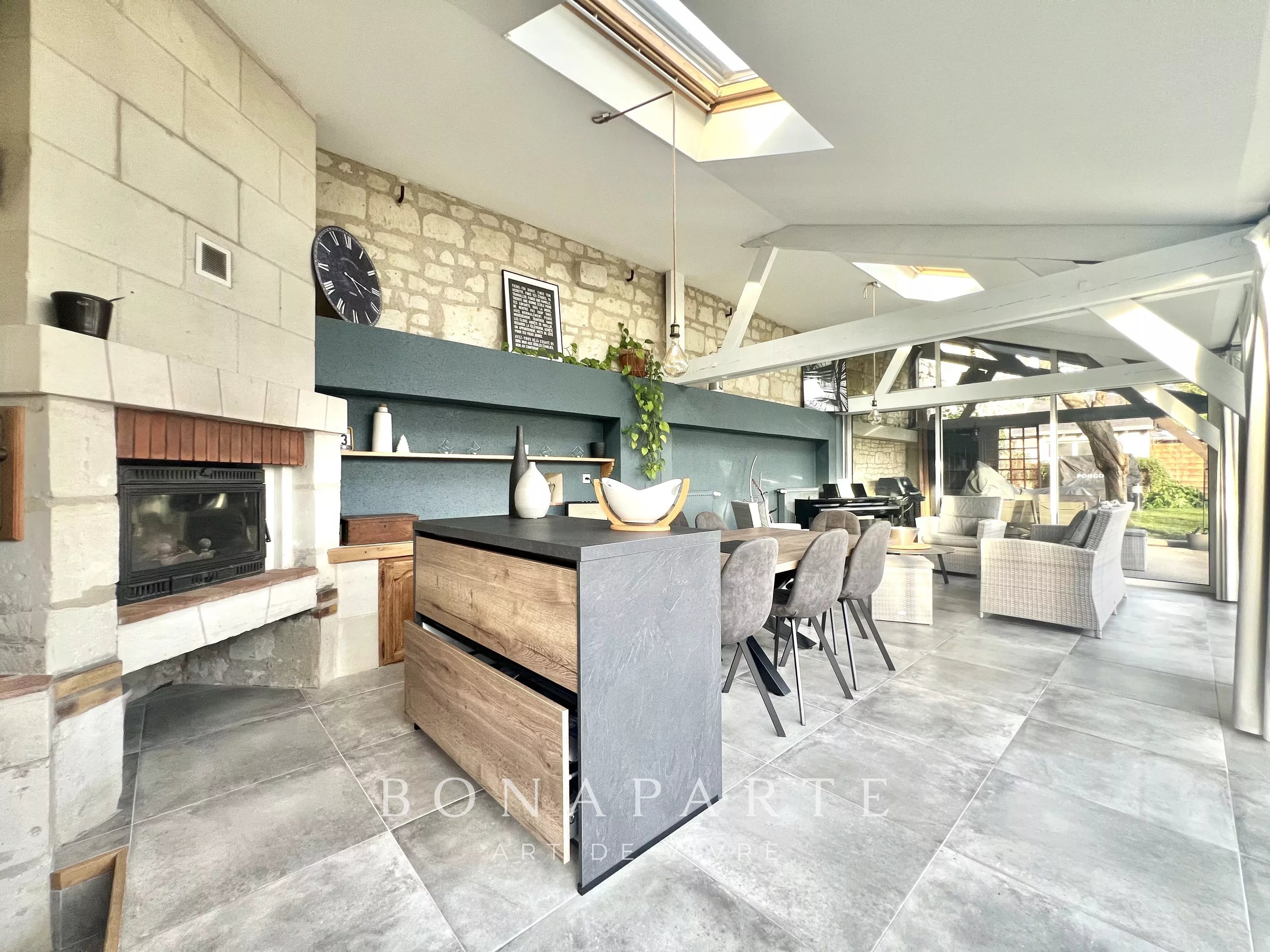 DISTRÉ - MAISON FAMILIALE DE 209 M² / 6 CHAMBRES POSSIBLES - RENOVATION RECENTE