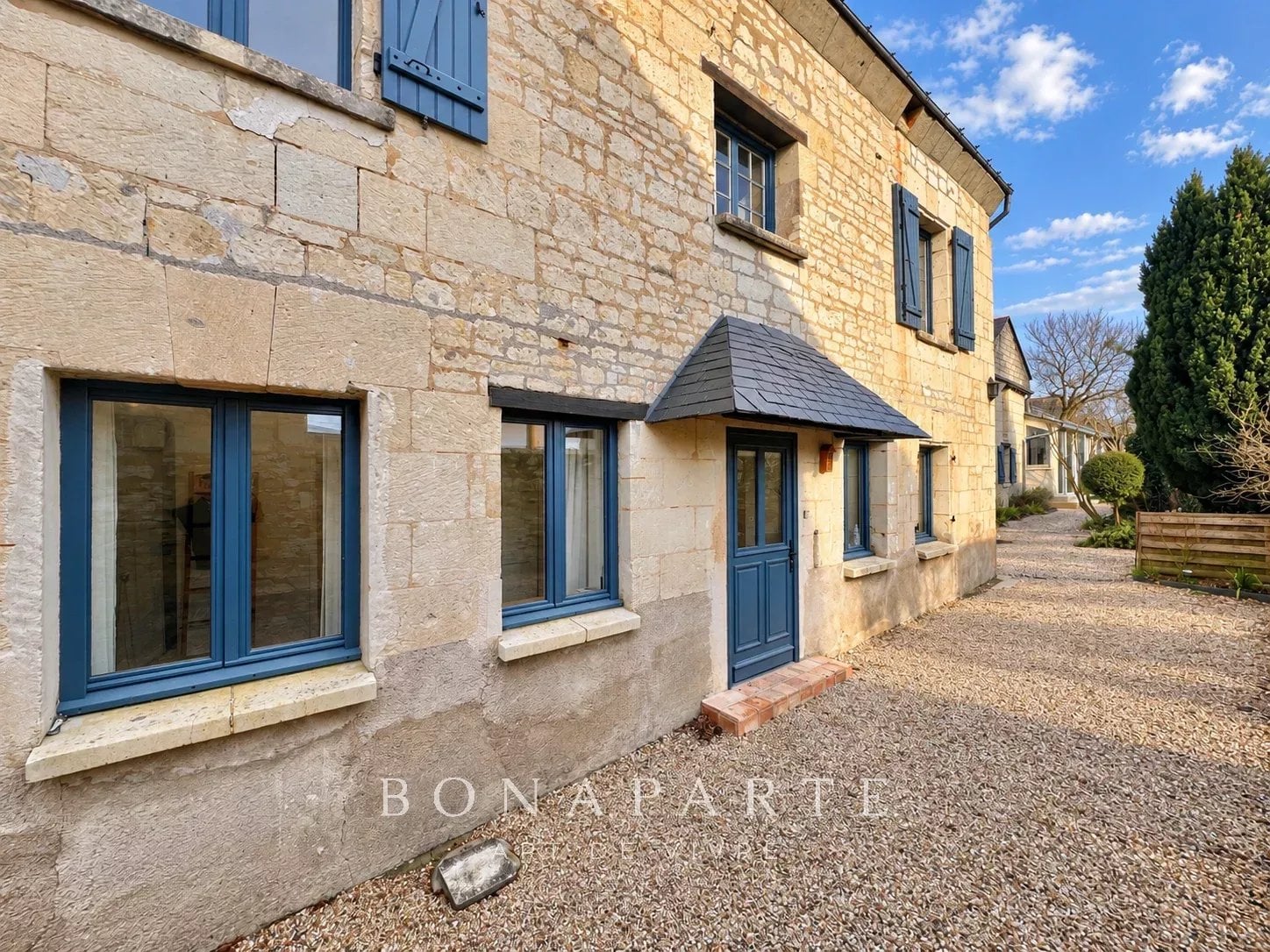 DISTRÉ - MAISON FAMILIALE DE 209 M² / 6 CHAMBRES POSSIBLES - RENOVATION RECENTE